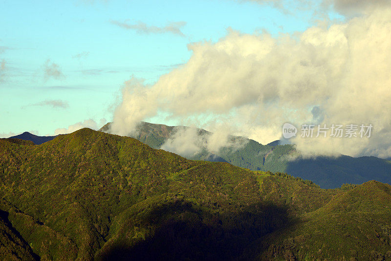 弗纳斯山谷(亚速尔群岛)，火山口湖和教堂“Nossa Senhora das Vitorias”